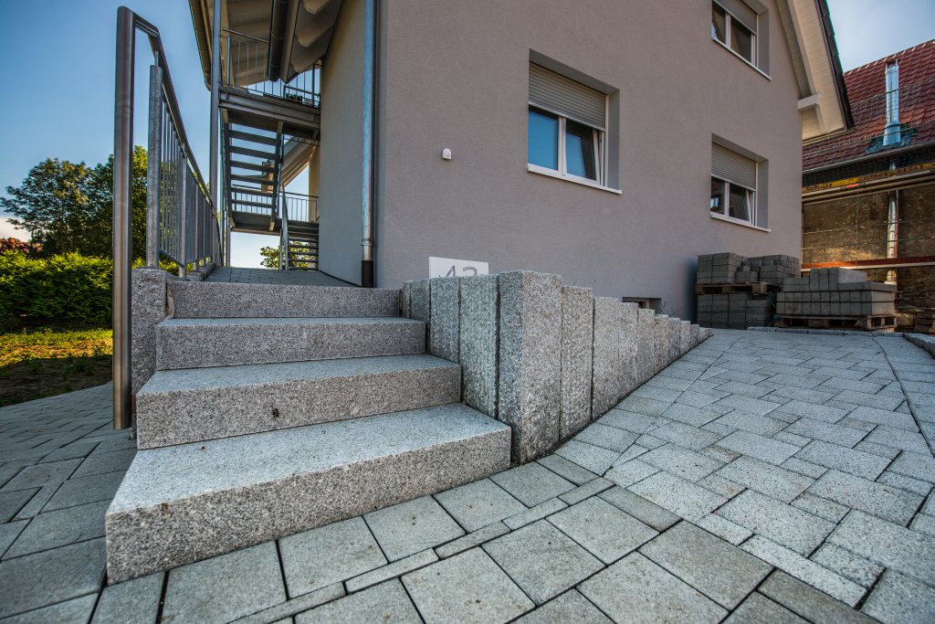 eichstette-1-eingang-pflaster-treppe-2012