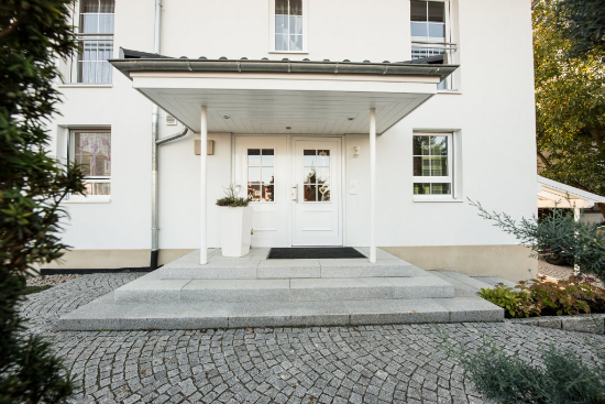 endingen-sebastian-mattiasuli-eingang-quellstein-rasen-treppen-mauer-garten-6