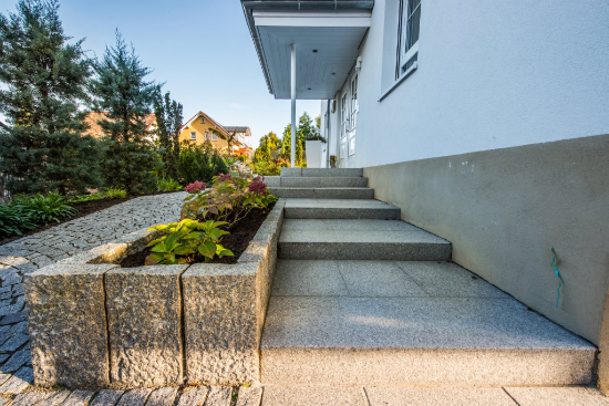 endingen-sebastian-mattiasuli-eingang-quellstein-rasen-treppen-mauer-garten-7