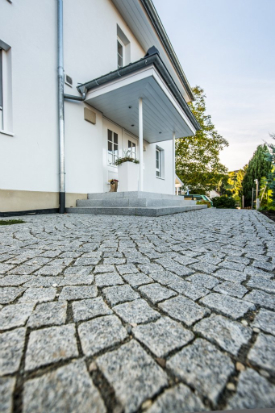 endingen-sebastian-mattiasuli-eingang-quellstein-rasen-treppen-mauer-garten-8