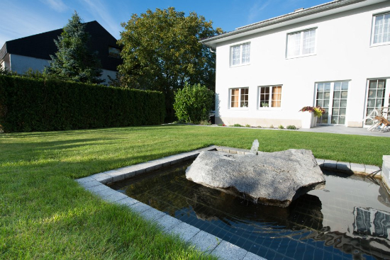 endingen-sebastian-mattiasuli-eingang-quellstein-rasen-treppen-mauer-garten